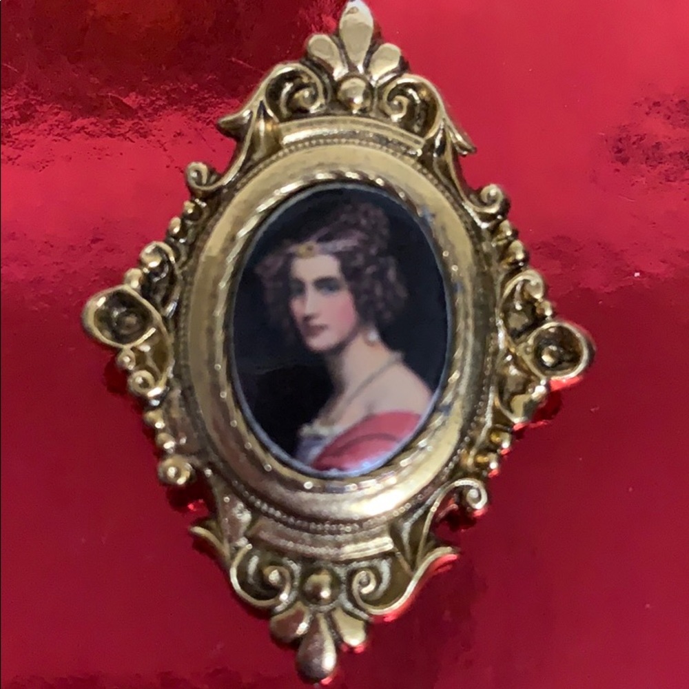 #483 Vintage Cameo Brooch
